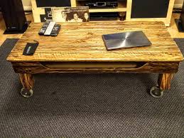 Along with a matching side table. Simple Pallet Coffee Table On Wheels 1001 Pallets