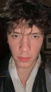 Seth "Shank" Evans from HMLTD and black midi serving The Worm ™ type glow 🪱