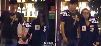 함께 공개된 영상에서 우효광은 마스크를 쓰지 않은 모습으로 여성의 차량 탑승을 도운 뒤 자신의 무릎 위에 앉혀 충격을 준다. Liqixmoddcvblm