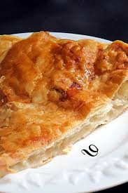 Superposer 2 feuilles de pâte de filo, beurrées à l'aide d'un pinceau, et les déposer au fond du moule. Tourte Feuilletee Aux Pommes Recette Par Du Pain Sur La Planche Ou Nourrir Sa Tribu