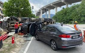 Cara hilangkan calar kereta yang teruk. Brek Rosak Lori Pasir Rempuh 3 Kereta