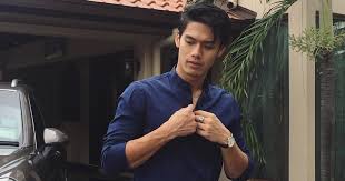 Berbagai usaha yang dilakukan oleh carl adham untuk memikat hati aerna, namun aerna sukar menerima cinta dari carl adham sedangkan mereka baharu sahaja berkenalan. Drama Cik Serba Tahu Full Episod