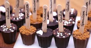 Les Cuilleres De Chocolat Une Gourmandise A Tremper Dans Une Boisson Chaude Sucette Chocolat Confiseries De Noel Chocolat