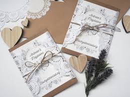 Selbst wenn man familie, freunde und bekannte schon persönlich damit der gast gleich weiß, um wen es sich handelt, kann man ein foto des brautpaares auf die. Hochzeits Diy Hochzeitseinladungen Im Vintagestil