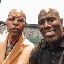 Dustin Presley's Instagram, Twitter & Facebook