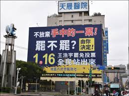 我们哭了 我们笑着 wǒ men kū le wǒ men xiào zhe 我们抬头望天空 wǒ men tái tóu wàng tiān kōng 星星还亮着几颗 xīng xīng hái liàng zhe jǐ kē. Y Cbhktyqipnjm