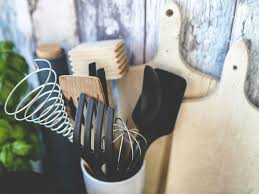 En los hogares hebreos, la tarea de cocinar los alimentos hirviéndolos, asándolos o cociéndolos en el horno, por lo general se consideraba propia de las. Venta De Garage De Utensilios De Cocina