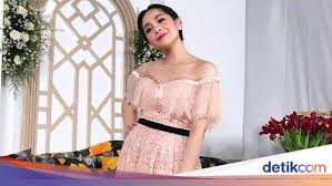 Nagita slavina selalu menjadi sorotan termasuk dengan gaya hidupnya, fashion salah satunya. Nagita Slavina S Beauty In College Was Revealed Her Short Hair Was Manglingi Netral News