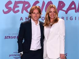 Official website featuring the detailed profile of luka modrić, real madrid midfielder, with his statistics and his best photos, videos and latest news. Drustvenim Mrezama Prosirila Se Fotografija Malenog Luke Modrica U Narucju Njegove Majke Radojke A Svi Komentiraju Koliko Su Slicni Tportal