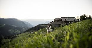 A Fi&egrave; allo Sciliar (Bz), l'hotel firmato noa* si sviluppa al di sotto del ...