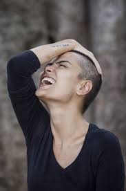 Lésbica, Maria Casadevall relembra namoro com Caio Castro