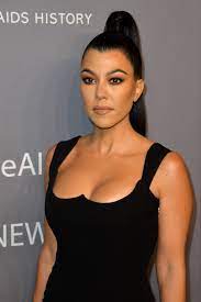 Kourtney kardashian snuggles with youngest son in series of sweet snaps: Kourtney Kardashian Steckbrief Bilder Und News Web De