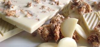 Selbstgemachte Weisse Lowcarb Schokolade Mit Kakaobutter Mandelmus Mascarponepulver Vanille Und Muslicrunch Rezepte Schokolade Weisse Schokolade