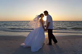 Direi innanzitutto di saltare la parte burocratica dell'organizzazione di un matrimonio civile , perchè siamo certi che saprete perfettamente a memoria tutte le al tramonto, sono ideale invece i baldacchini, su cui amici e parenti possono sdraiarsi e bere il loro drink. Un Bacio Romantico Davanti Al Tramonto Sul Mare Wwww Cinziaferri Com Matrimonio Matrimonio In Spiaggia Baci Romantici