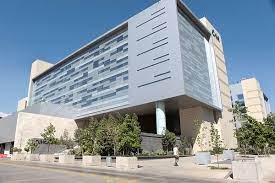 It is a publicly held company with stockholders, including an insurance company, investment groups and roughly 400 physicians from the hospital. Clinica Las Condes Corte De Apelaciones Dicta Orden De No Innovar Y Paraliza Cambio De Contrato De Arriendo A Medicos Diario Financiero