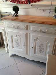 Joli Meuble Bas Les Pochoirs Sur Les Portes Lui Donnent Un Look Demeure De Famille Relooking De Mobilier Relooker Meuble Relooking Meuble