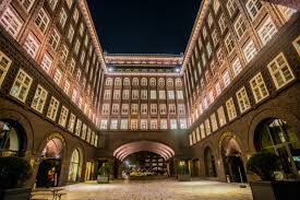 It is famed for its top, which is reminiscent of a ship's prow, and the facades, which. Hamburg Heritage Das Chilehaus Ein Gebaude Wie Ein Schiff Hamburg Guide