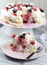 Trebuie mixat bine pana se dizolva zaharul tos apoi presaram amidonul cernut si zeama de lamaie si incorporam usor cu. Pavlova Sau Tort De Bezea Cu O Creme Usoara Fina Si Fructe Reteta Prajitura Pavlova Cu Mure Si Zmeura Dessert Cake Recipes Cake Baking Recipes Pavlova