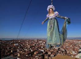 Dalla parte opposta della basilica, il palco, quello dell'atterraggio, la. Carnevale Venezia In 100mila Per Il Volo Dell Angelo La Repubblica