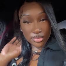 Dee Benefield's Instagram, Twitter & Facebook