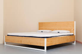 Enter your address, then search for any item you need to dispose of. Upcycling Bett Aus Recyceltem Massivholz Und Stahl