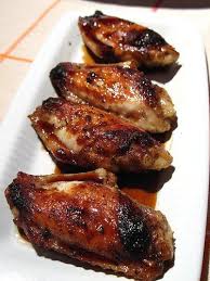 Su jugoso interior, la piel crujiente, la potencia de los aderezos… es pensar en ver una película en casa o invitar a unos amigos para ver un partido de fútbol y nos vienen a la cabeza. Como Hacer Alitas De Pollo Al Horno Facil