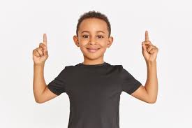 Pannurge eh bien moi,quand j avais 9 ans,mon papa laissait son gros révolver sur la table,pour voir si je saurais m en servir.incroyable,ce fait divers!!! Un Garcon De 9 Ans Avec Une Coiffure A La Mode Vetu D Un T Shirt Noir A Leve L Index Photo Premium