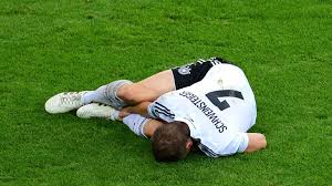 Schweinsteiger, taktiksel farkındalığı, pozisyon alma, pas verme, müdahale kabiliyeti ve ayrıca oyunun akışını okuma. Schweinsteiger Concern At Ankle Problem Uefa Euro 2020 Uefa Com