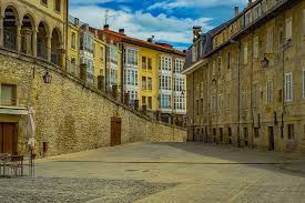 Esta imponente portada renacentista corresponde a la conocida casa de perris, situada en la calle fray zacarias. The Old Town And Best Areas Of Vitoria Gasteiz Erasmus Party Vitoria