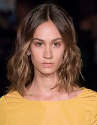 Chignon twisté ou haut perché, du volume, du vrai et voilà une coiffure vite le phénomène est tout à fait naturel en temps normal nous perdons chacun 60 à passez de vos longs cheveux à une coiffure bob sans recourir aux ciseaux. Coiffure 2016 Femme Mi Long Les 25 Plus Belles Coiffures De L Annee 2016 Elle