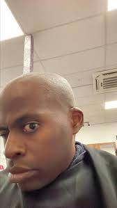 Nag pa putol ug buhok. 🇺🇲 : Wow nice hair cut 🇵🇭 : Oy si Dura