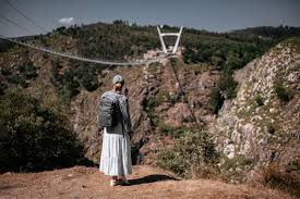 Incredible new 516 arouca pedestrian bridge opened up in the sky in portugal. A Maior Ponte Pedonal Suspensa Do Mundo Abre Em Maio