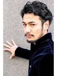 ヒゲに似合うパーマヘアって 黒髪 ビジネススタイルを紹介 メンズへアスタイル辞典 part 2 メンズパーマ メンズ パーマ メンズヘアカット