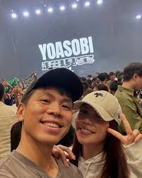 朋友話：呀Milk 咁好陪你睇Yoasobi 嘅😳 我話：兩張飛係佢班返黎🤣🤣🙏🙏多謝老婆hahaa 可以同老婆睇Yoasobi  係好幸福嘅事！ 無諗過會咁好睇，咁好氣氛，咁開心！ 以後都要繼續睇，帶埋仔女睇！ 同埋要學日文！