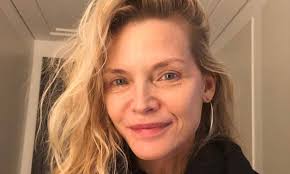 Michelle marie pfeiffer is an american actress and producer. Michelle Pfeiffer Shares Extremely Rare Photo With Her Husband As Fans React Hello