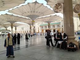 Bergerak menuju masjid nabawi, kami tim media trip umroh scoot dan melewati pintu masjid, ornamen indah langit masjid nabawi menyambut. Hati Hati Selalu Pakai Alas Kaki Di Masjid Nabawi Teras Id