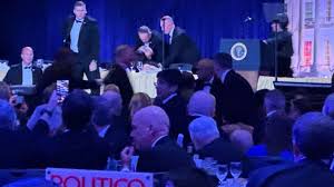 US-Präsident in Sicherheit, Schütze festgenommen: Schüsse bei Korrespondenten-Dinner mit Trump