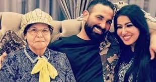 يبدو أن خلافاً جديداً بدأ بين الفنان أحمد_سعد وطليقته النجمة سمية_الخشاب، فبعد ظهور سعد في مسلسل (موسى)، وتحديداً في مشهد زفاف موسى الذي يقدم دوره بطل العمل محمد_رمضان، على (حلاوتهم)، التي تلعب دورها سمية، وبعد أحيائه للزفاف في المشهد، بدأ سعد ينشر. Ø³Ù…ÙŠØ© Ø§Ù„Ø®Ø´Ø§Ø¨ ØªØ±Ø¯ Ø¨ØµÙˆØ±Ø© Ø¹Ù„Ù‰ Ø´Ø§Ø¦Ø¹Ø© Ø·Ù„Ø§Ù‚Ù‡Ø§ Ù…Ù† Ø£Ø­Ù…Ø¯ Ø³Ø¹Ø¯ Ø§Ù„ÙŠÙˆÙ… Ø§Ù„Ø³Ø§Ø¨Ø¹