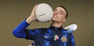 Ver más ideas sobre inter de milán, milán, olympique marsella. Inter De Milan Presento Su Nuevo Uniforme Para La Temporada 2021 2022