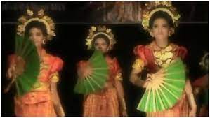 Pada umumnya, tarian ini digelar oleh para penari pria sebagai para prajurit, sedangkan para penari wanita hanya sebagai pendukung. 8 Tarian Sulawesi Barat Lengkap Gambar Dan Penjelasannya