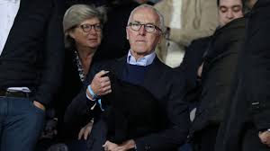 Il est venu le temps des cathédrales le monde est entré dans un nouveau millénaire l'homme a voulu monter vers les étoiles écrire son histoire dans le verre ou dans la pierre. Vente Om Le Clan Mccourt Dement Les Dernieres Rumeurs