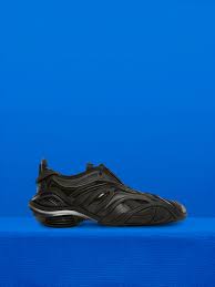 Entdecken sie die komplette balenciaga frühling/sommer 2021 kollektion bei mybestbrands. The 6 Best On Trend Sneakers For Fall Winter 2019 2020 Vogue Paris