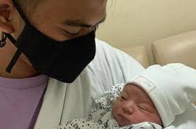 Nah, sudah menjadi tugas anda untuk menenangkan si kecil yang rewel di saat semua orang sedang terlelap tidur. Anak Rizki Da Nangis Kejer Malam Sebelum Kakek Meninggal Dunia Firasat Matamata Com