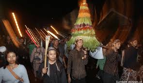 Hal ini bertujuan untuk mendapatkan berkah dan menangkal datangnya marabahaya. 6 Mitos Malam Satu Suro Di Jawa Banyak Makhluk Halus Gentayangan