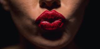 Menggunakan pelembap bibir akan membantu bibir anda mengekalkan kelembapannya. Malu Bibir Gelap Dapatkan Bibir Merah Dengan Cara Begini
