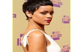 Pengen tahu model rambut pendek pria 2019 kalau tahun sebelumnya tren model rambut pendek pria 'cenderung bermain aman', maka. Rihanna Jadi Cowok Banget Dengan Model Rambut Begini Tribunnews Com Mobile