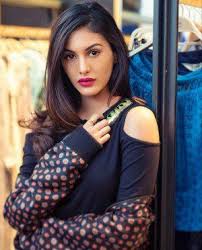 She began her career at the age of 16 as a model in a few commercials including clean and clear, dove, micromax, and vodafone. Amyra Dastur Aka Amyra Beautiful Indian Actress Actresses Beauty Girl