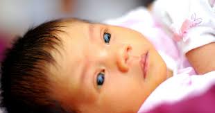 Demam kuning ditandai dengan demam tinggi dan jaundice, sebuah kondisi dimana tubuh dan mata berwarna kuning. 7 Amalan Menurunkan Demam Kuning Bayi Yang Ibu Ayah Patut Elakkan