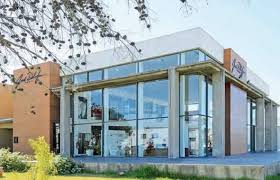 A Tanger Capitale Du Detroit Le Showroom Jacob Delafon N Est Pas Situe Dans Le Centre Ville Mais En Plein Quartier I Multi Story Building Structures Building