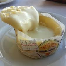 Queijo De Azeitao E Um Queijo De Ovelha Portugues Oriundo Da Regiao De Azeitao No Distrito De Setubal This Is My Favorite Che Portuguese Recipes Food Cheese